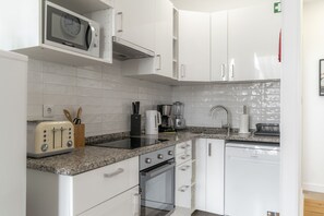 冷蔵庫、電子レンジ、オーブン、コンロ