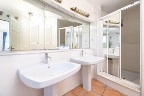 Bathtub, towels