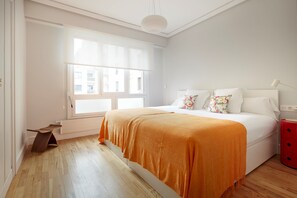4 makuuhuonetta, silitysrauta/-lauta, ilmainen Wi-Fi, vuodevaatteet