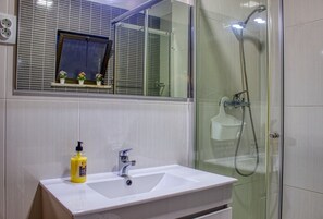 Douche, sèche-cheveux, bidet, serviettes fournies
