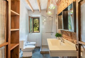 Shower, hair dryer, towels - VILLA ES COCO SOLLER (Sóller)