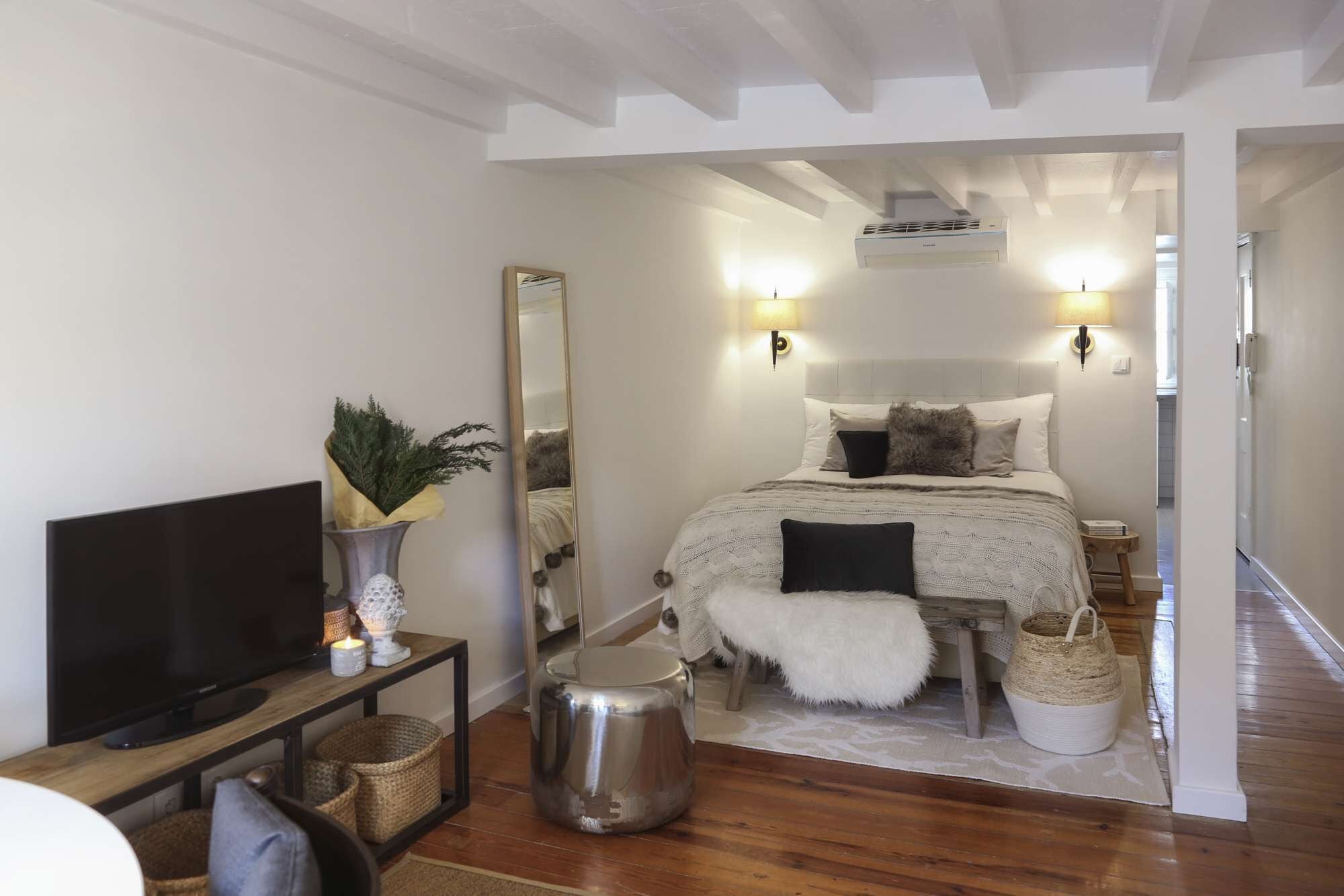 2 室のベッドルーム、デスク、アイロン / アイロン台、旅行用ベビーベッド