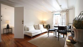 Smart-tv, dvd-spelare och böcker