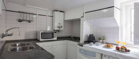 Refrigerador, microondas, lavavajillas y cafetera y tetera