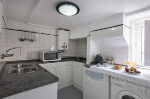 Fridge, microwave, dishwasher, coffee/tea maker - ✨Chic Urban Retreat in Rossio with a Sunny Balcony at Downtown! (Lisboa)