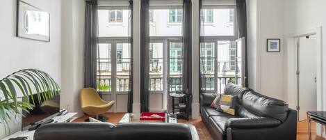 Télévision, lecteur de DVD, livres