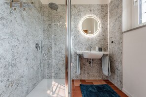 Shower, hair dryer, bidet, towels