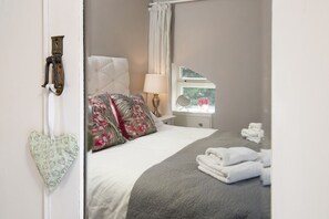 2 bedrooms, hypo-allergenic bedding, iron/ironing board, WiFi