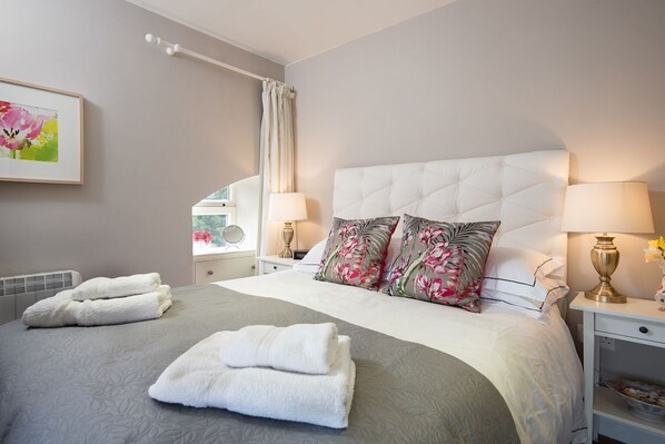 2 bedrooms, hypo-allergenic bedding, iron/ironing board, WiFi