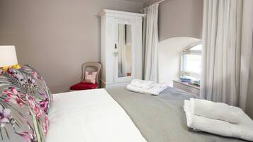 2 bedrooms, hypo-allergenic bedding, iron/ironing board, WiFi