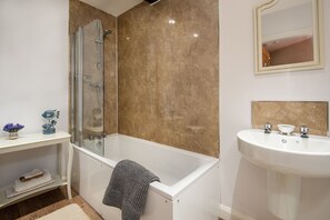 Ensemble douche/baignoire, sèche-cheveux, serviettes fournies