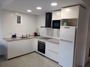 Kjøleskap, mikrobølgeovn, ovn og oppvaskmaskin