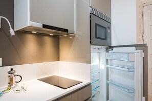 冰箱、微波炉、烤箱、炉灶