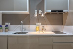 Réfrigérateur, micro-ondes, four, plaque de cuisson