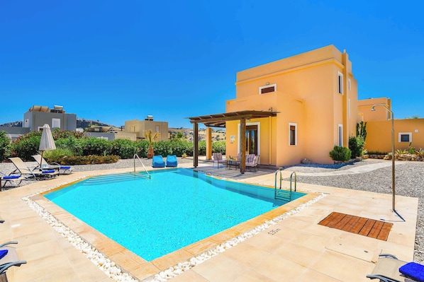 Villa (5 Bedrooms) | Front of property