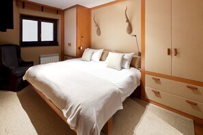 2 makuuhuonetta, kannettavalle tietokoneelle sopiva työtila