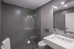 Bruser, hårtørrer, bidet, håndklæder