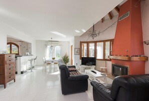 Télévision, cheminée