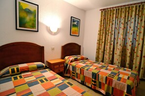 2 chambres, fer et planche à repasser, Wi-Fi gratuit, draps fournis