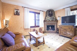 TV, fireplace