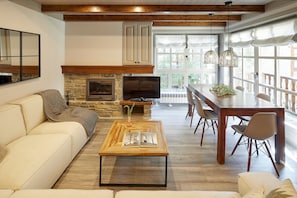 Una televisión, una chimenea, un reproductor de DVD