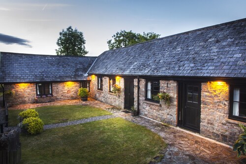 Charming 3 bedroom cottage in glorious Devon countryside, indoor pool & sauna