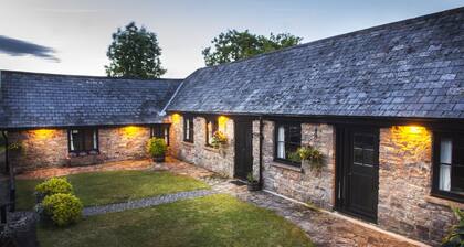 Charming 3 bedroom cottage in glorious Devon countryside, indoor pool & sauna