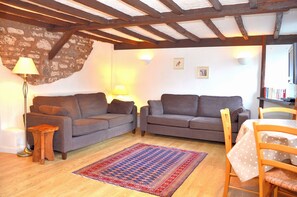 Una televisión de pantalla plana, una mesa de tenis de mesa, libros