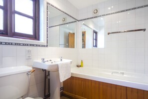 Bañera con ducha, secador de pelo