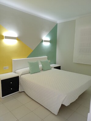 2 dormitorios, tabla de planchar con plancha, ropa de cama