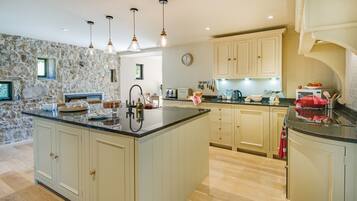 Een koelkast, een magnetron, een oven, een kookplaat