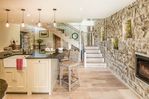 WILLIAMSTON BARN & COWSHED -sleeps 14, stunning barn conversion, luxury finishes