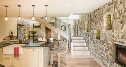WILLIAMSTON BARN & COWSHED -sleeps 14, stunning barn conversion, luxury finishes