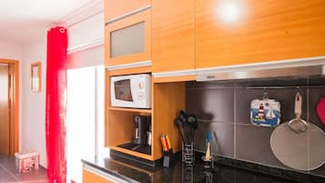 Een koelkast, een magnetron, een oven, een kookplaat