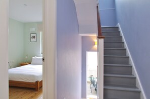 3 habitaciones, tabla de planchar con plancha y cuna de viaje 