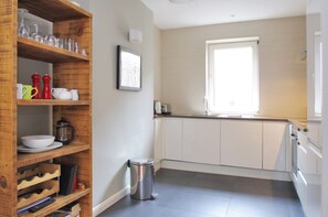 Kylskåp, mikrovågsugn, ugn och diskmaskin