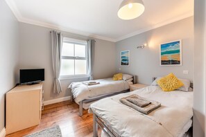 2 عدّة غرف نوم ومكواة/لوح كي وواي فاي مجانًا وملاءات أسرّة