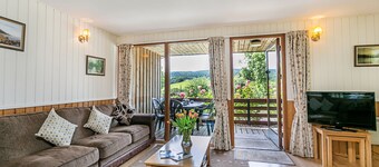 Four star wheelchair accessible Lodge with three bedrooms and two bathrooms, fabulous views yet clos