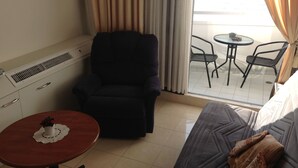 Living area - The Perfect Sea View apartment let you enjoy the facilities and benefits of livi (Bat Yam)