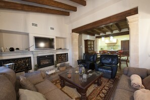 Fernseher, Kamin, Videospielkonsole, Bücher