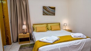 2 bedrooms, iron/ironing board, Internet, bed sheets - Large Pool & Garden, Billiard, Peaceful Area, Near to the Sea, Coral Bay Paphos (Peyia)