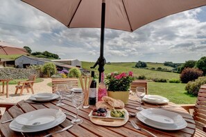 Outdoor dining - 3 Bed in Tiverton (oc-thresh) (Cove)