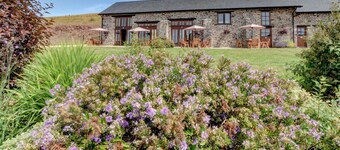 Threshing Barn - Three Bedroom House, Sleeps 6