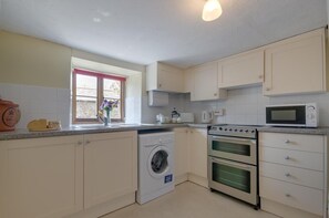 Microwave, oven, high chair, cookware/dishes/utensils - 2 Bed in Bideford (oc-n0336) (Westleigh)