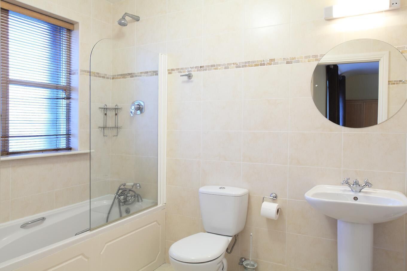 Un baño con bañera, inodoro y lavabo.