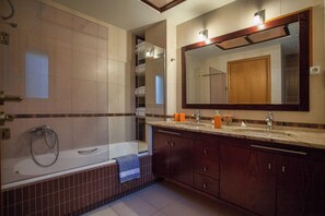 Combined shower/tub, hair dryer, towels - Palladio Luxury Villa with amazing view (Roussospiti)