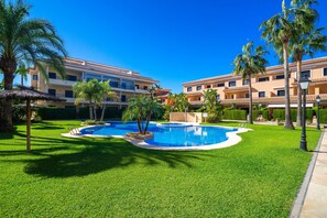 Pool - Large and comfortable apartment  with communal pool in Javea, Costa Blanca, Spain for 8 persons (Javea)
