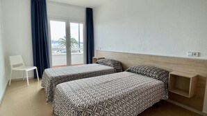 3 bedrooms, iron/ironing board, free WiFi, bed sheets - MARINA 1C (Estartit)