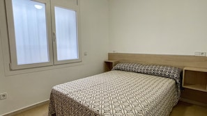 3 chambres, fer et planche à repasser, Wi-Fi gratuit, draps fournis