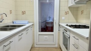 Coffee/tea maker, fridge, microwave, oven - MARINA 1C (Estartit)